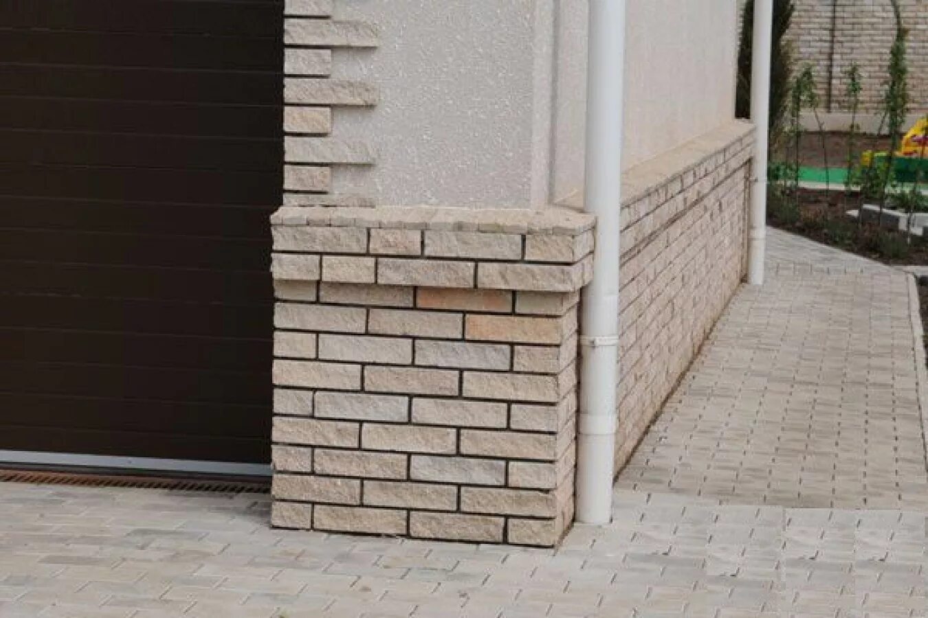 Цоколь под кирпич. Клинкер для цоколя. Кирпичный фасад с декоративными панелями. Клинкерная цокольная плитка штроер керабит 300. Отделка цоколя фундамента.