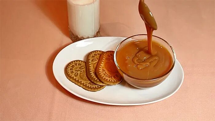 вареная сгущенка и сливочное масло. ложка вареной сгущенки. молоко в ложке. соленая карамель. сгущенка 1 чайная ложка.