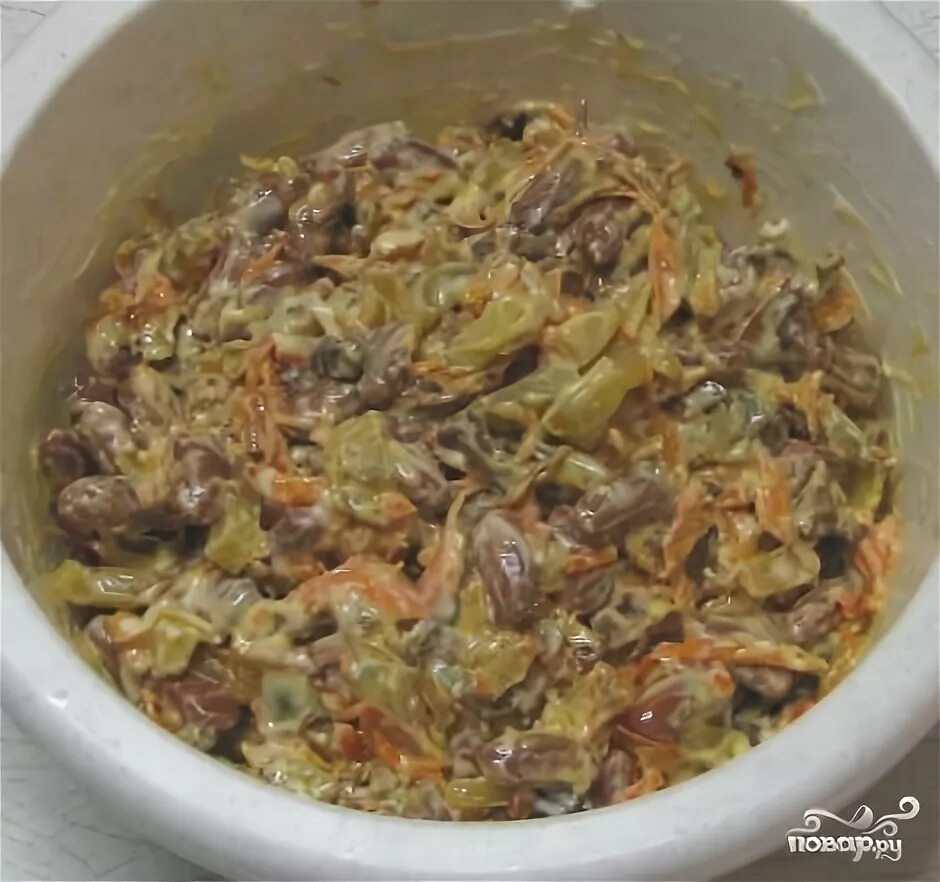 Салат с жареной морковкой и фасолью. Салат с фасолью грибами морковью и луком. салат с фасолью и жареным луком. салат с фасолью и грибами жареными. салат из шампиньонов моркови и фасоли.