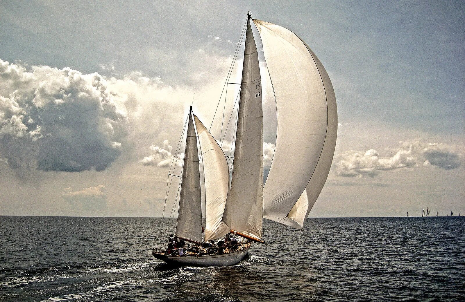 Ветром дуют паруса. Парусная яхта Бригантина. Корабль с парусами. Яхта ветер. Ветер надувает паруса.