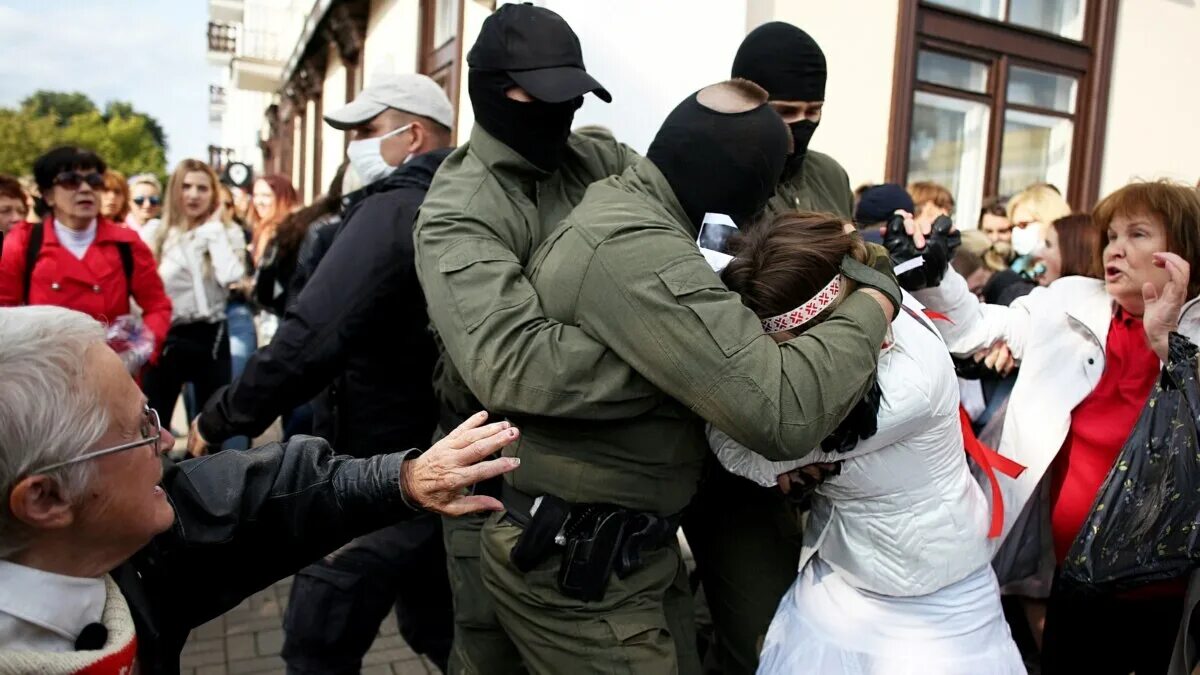 Протесты жен. Беларусь 2025 протесты омон. белорусский омон протесты women. митинги в минске 2025 задержания. женский митинг в беларуси.