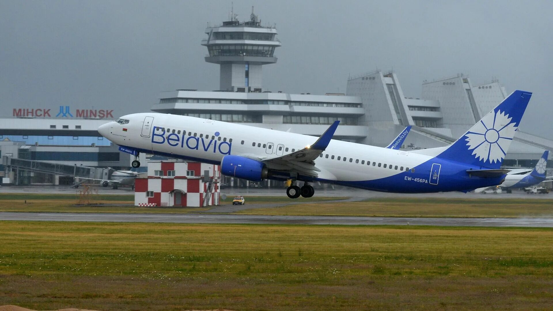 Национальный аэропорт самолеты. Авиапарк Belavia. Минск Ереван Белавиа. Ереван авиасообщение. Рейс в Минск.