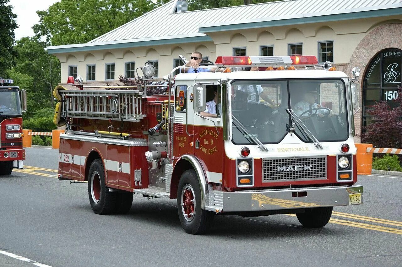 Машина "Fire Truck" пожарная, 49450. Mack Fire Truck. Mack 1911г. Fire engine. Пожарный автомобиль. Пожарный грузовик