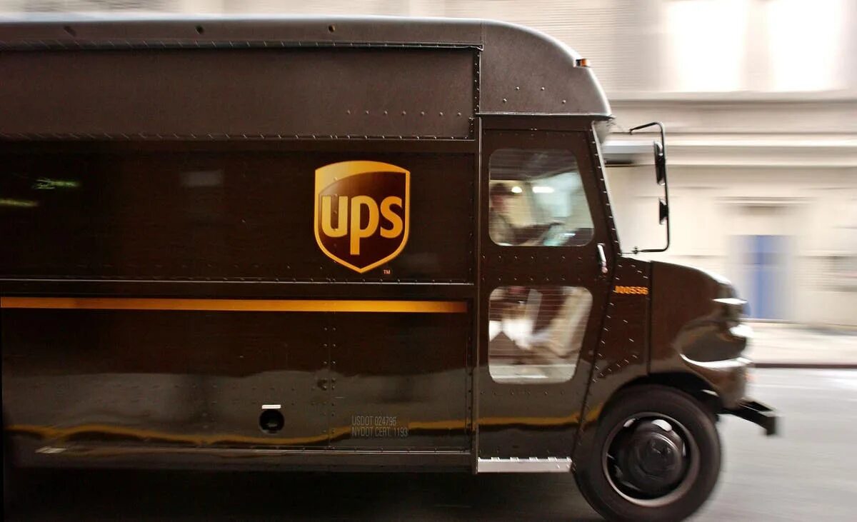 Us delivery company. Курьер ups. Delivery usa. Логотипы курьерских компаний. Реклама логистической компании.