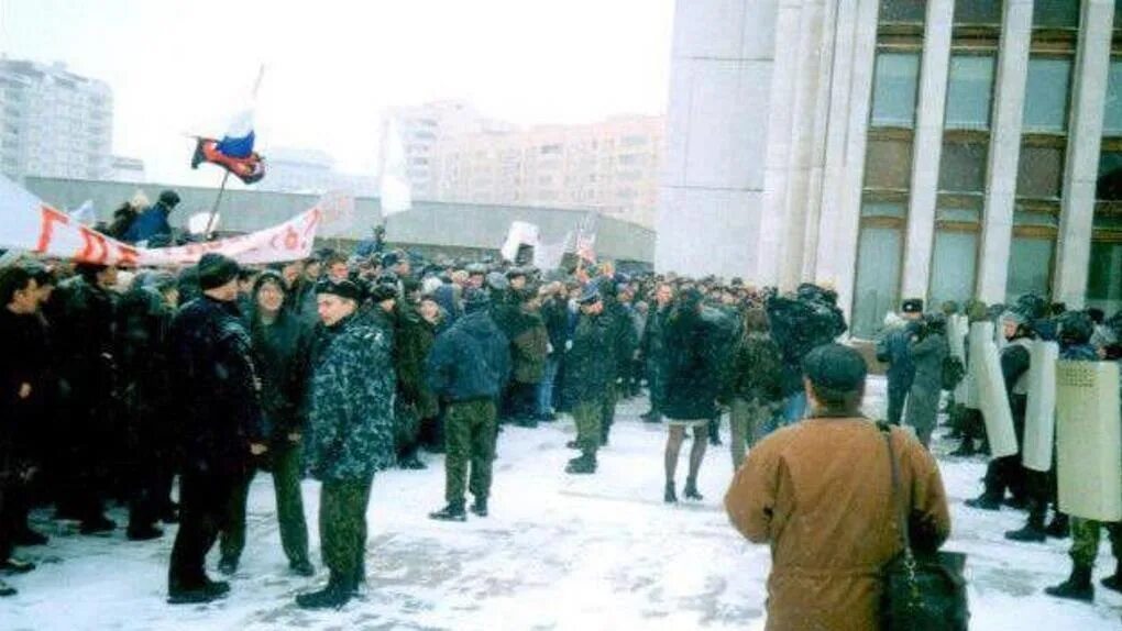 Бунт студентов Екатеринбург 1998ъ. Митинг в Екатеринбурге студентов апрель 1998. Екатеринбург 1998 год. Митинг 1998 год.