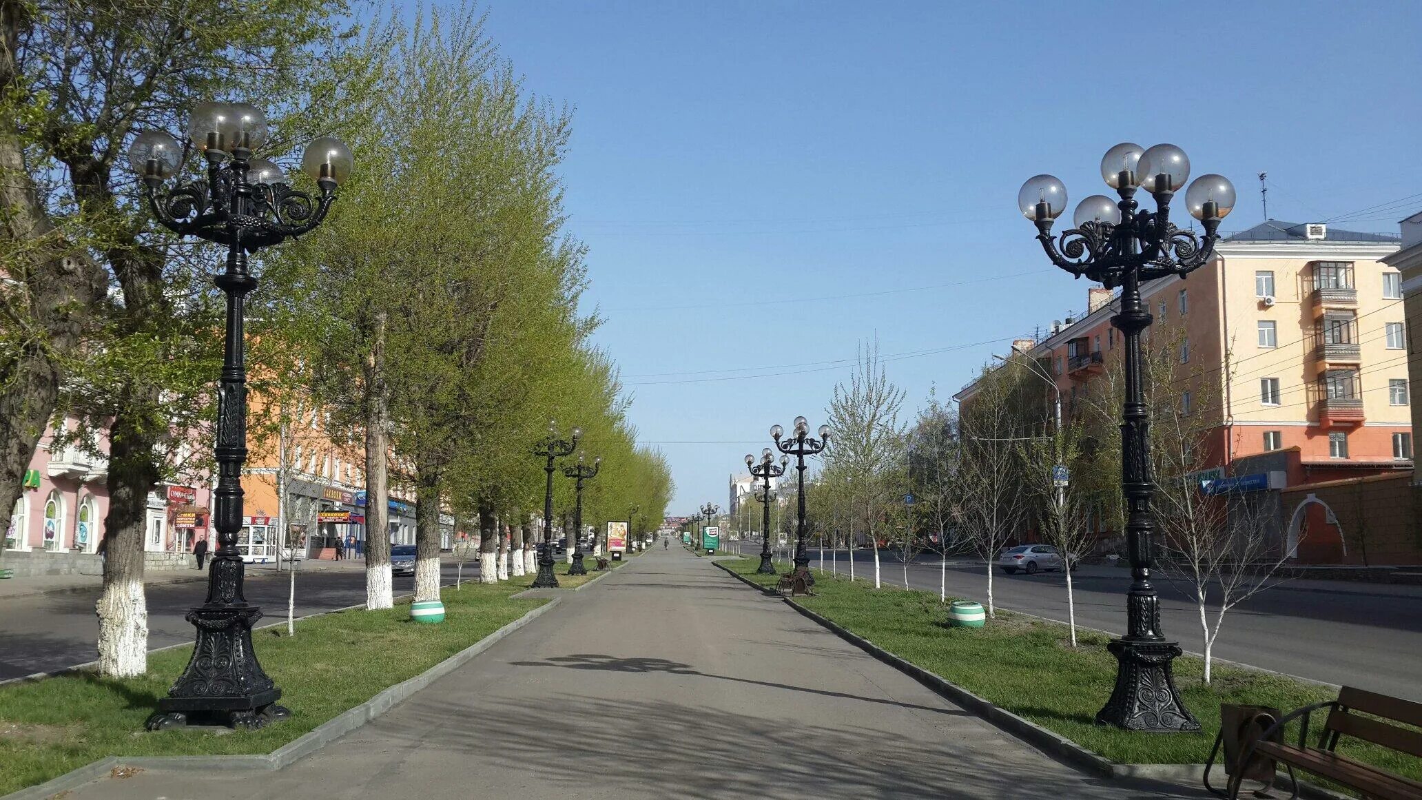 Город барнаул проспект. Ленинская аллея барнаул. проспект ленина барнаул. ленинский проспект барнаул. проспект ленина барнаул аллея лето.