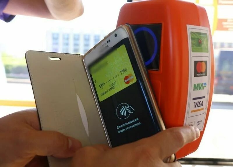 Как оплатить проезд в автобусе телефоном. Валидатор в автобусе. валидатор спб. валидаторы в трамваях спб. бесконтактная платеж транспорта.