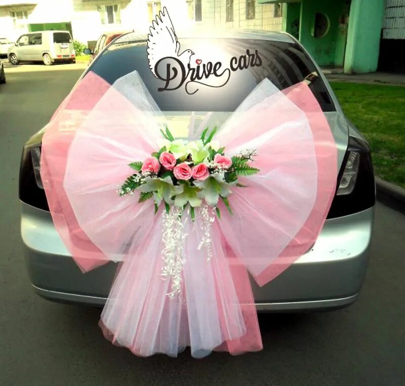 Бант на машину. Бант на ручку машины. Банты на машину на свадьбу. Банты на машину на свадьбу. Украшения на зеркала свадебных машин.