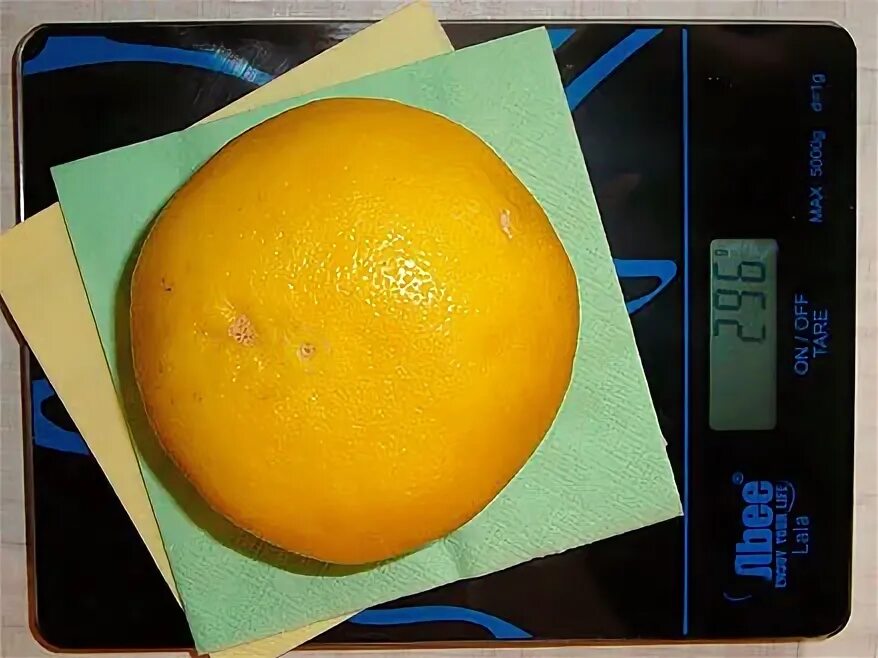 Вес кожуры апельсина. Вес 1 грейпфрута без кожуры. Вес одного грейпфрута без кожуры. Апельсин вес 1 шт без кожуры. Вес 1 помело без кожуры.