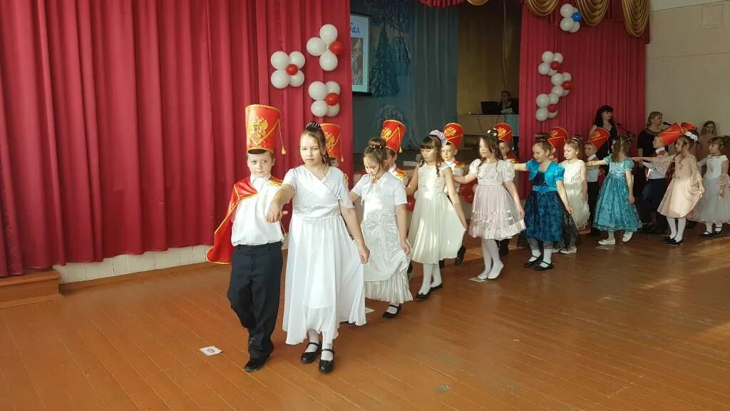 Гусарский бал в саду. Новогодний костюм гусара. Танец гусаров в детсаду. Гусары и барышни. Гусары в детском саду.