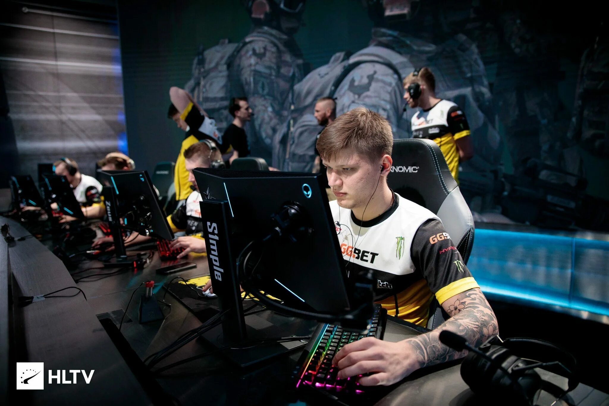 Киберспорт Navi s1mple. Киберспортсмены КС го нави. Симпл КИБЕРСПОРТСМЕН. Киберспорт Саша Симпл.