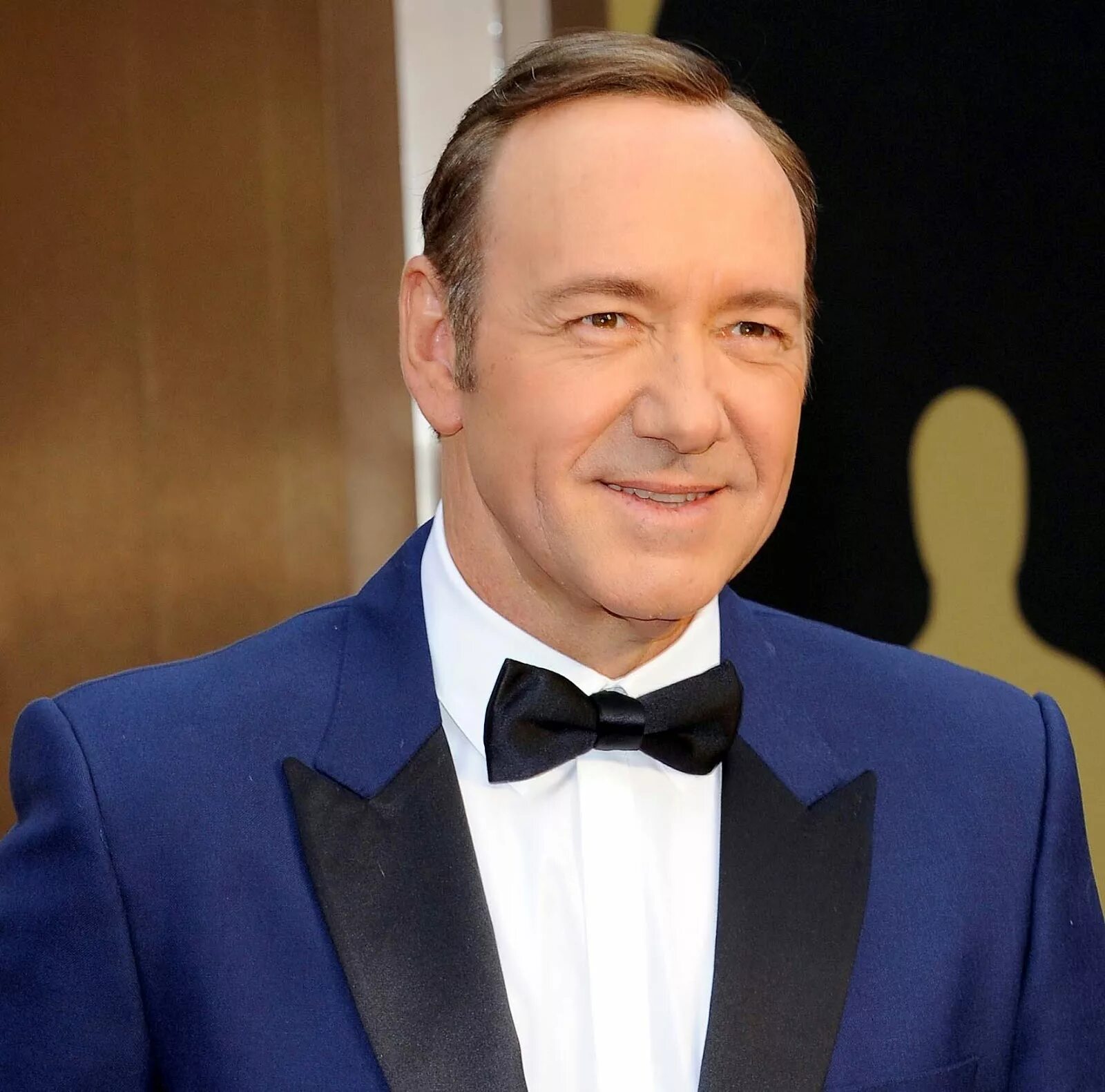 актер играет бизнесмена. актер играет бизнесмена. кевин спейси в роли работника в бургерной. александр дьяченко. дэвид теннант 2020.