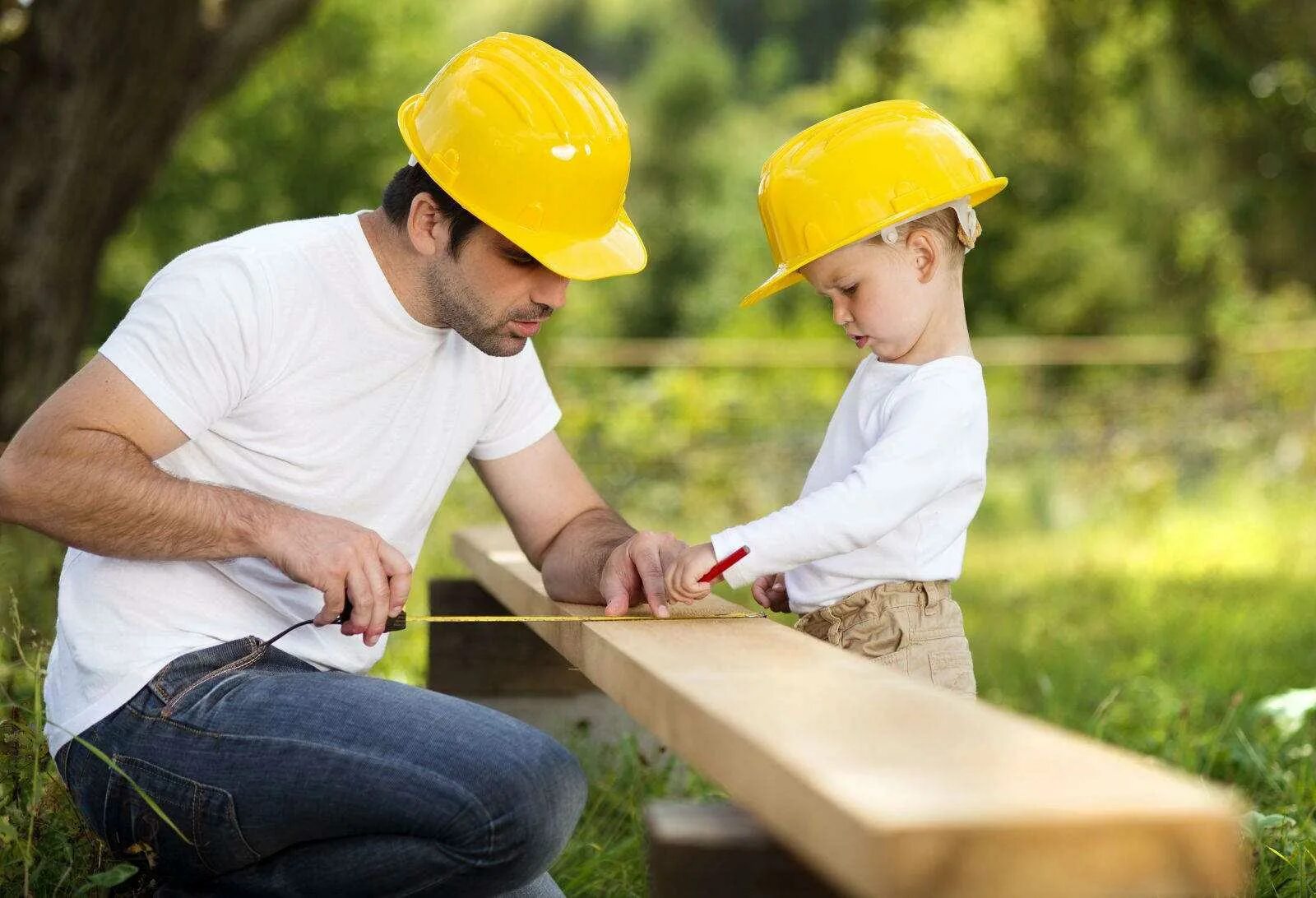 Воспитывать трудолюбие. Стройка для детей. Каска строителя. Строитель для детей. Человек трудится.