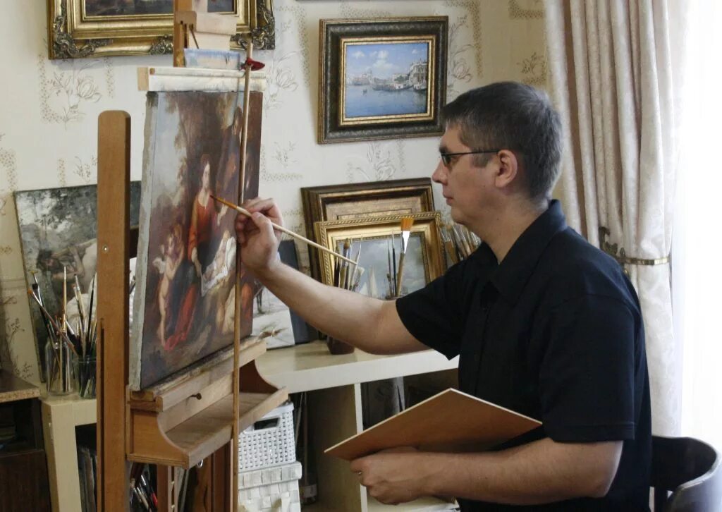 Художник пишет картину субъект этой. Художник рисует в полный рост. Художник scott christensen картины. Холст художника. Холст художника.