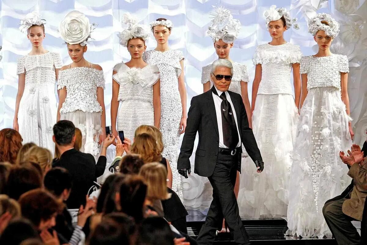 Индустрия моды. Карл лагерфельд модельеры. Модный показ в париже карл лагерфельд. Российская мода. Карл лагерфельд мода.