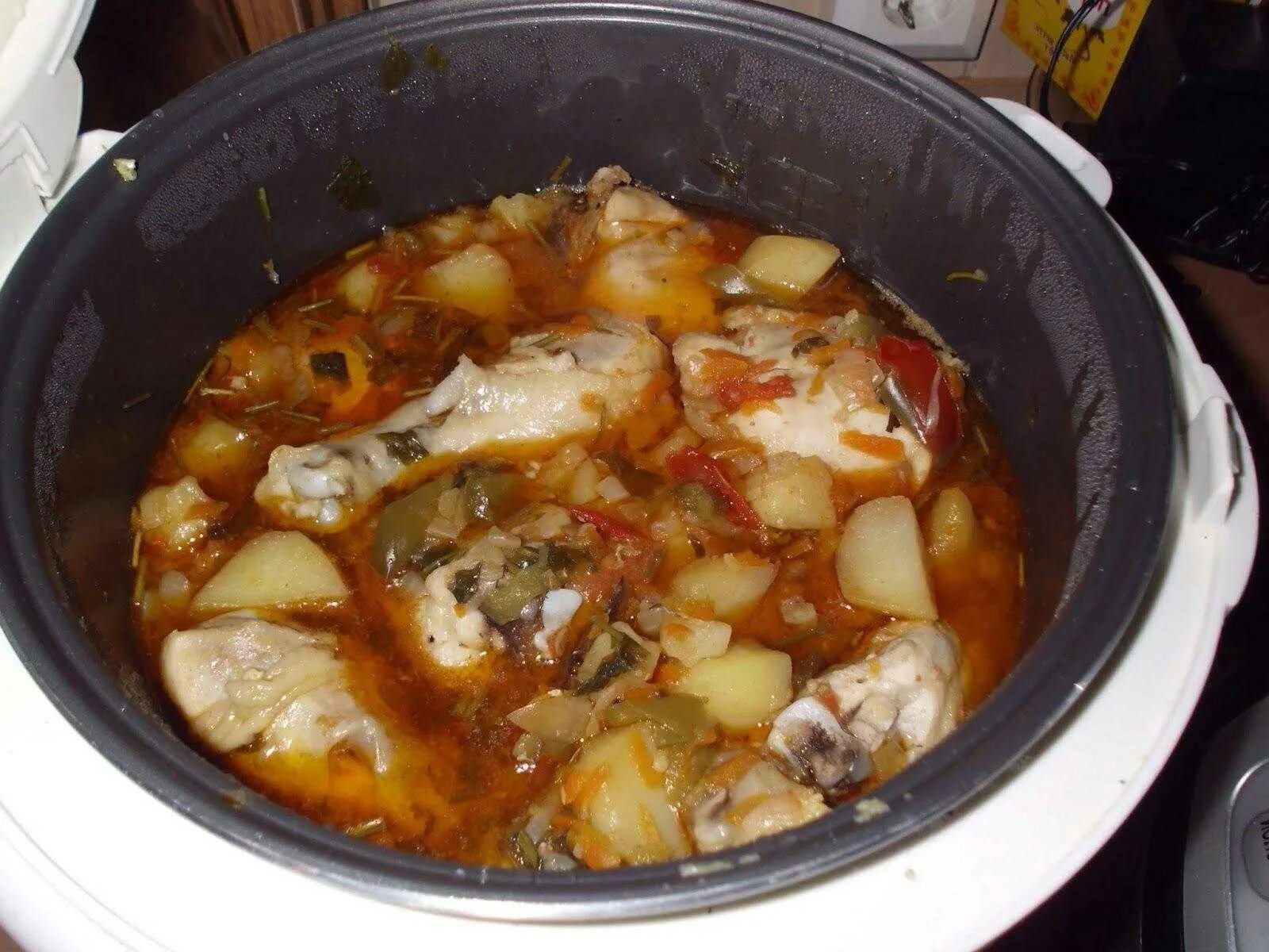 Куриное филе с картошкой в мультиварке рецепты. Курица с картошкой в мультиварке. тушёная картошка с курицей в мультиварке. курица с короткой в мультиварки. курица с картошкой и овощами в мультиварке.