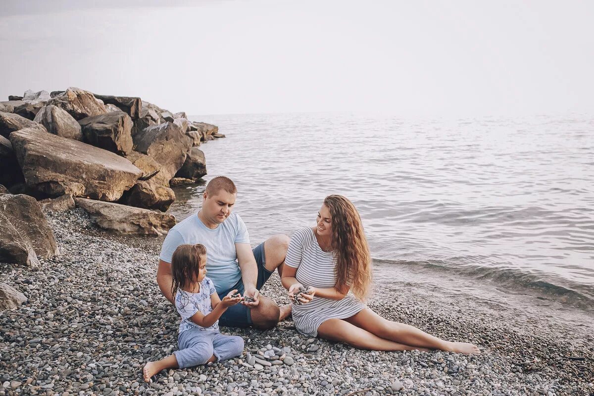 Пляж галька. Семейная фотосессия на море. Счастливая семья на берегу моря в тайланде. Семейная фотосессия на море. Семейная фотосессия на море.