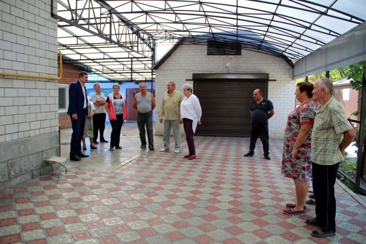 Погода в тбилисской поселок октябрьский. Глава Тбилисской станицы. Бассейны в станице Тбилисской. Прогресс Тбилисская. Ферма в станице Тбилисская.