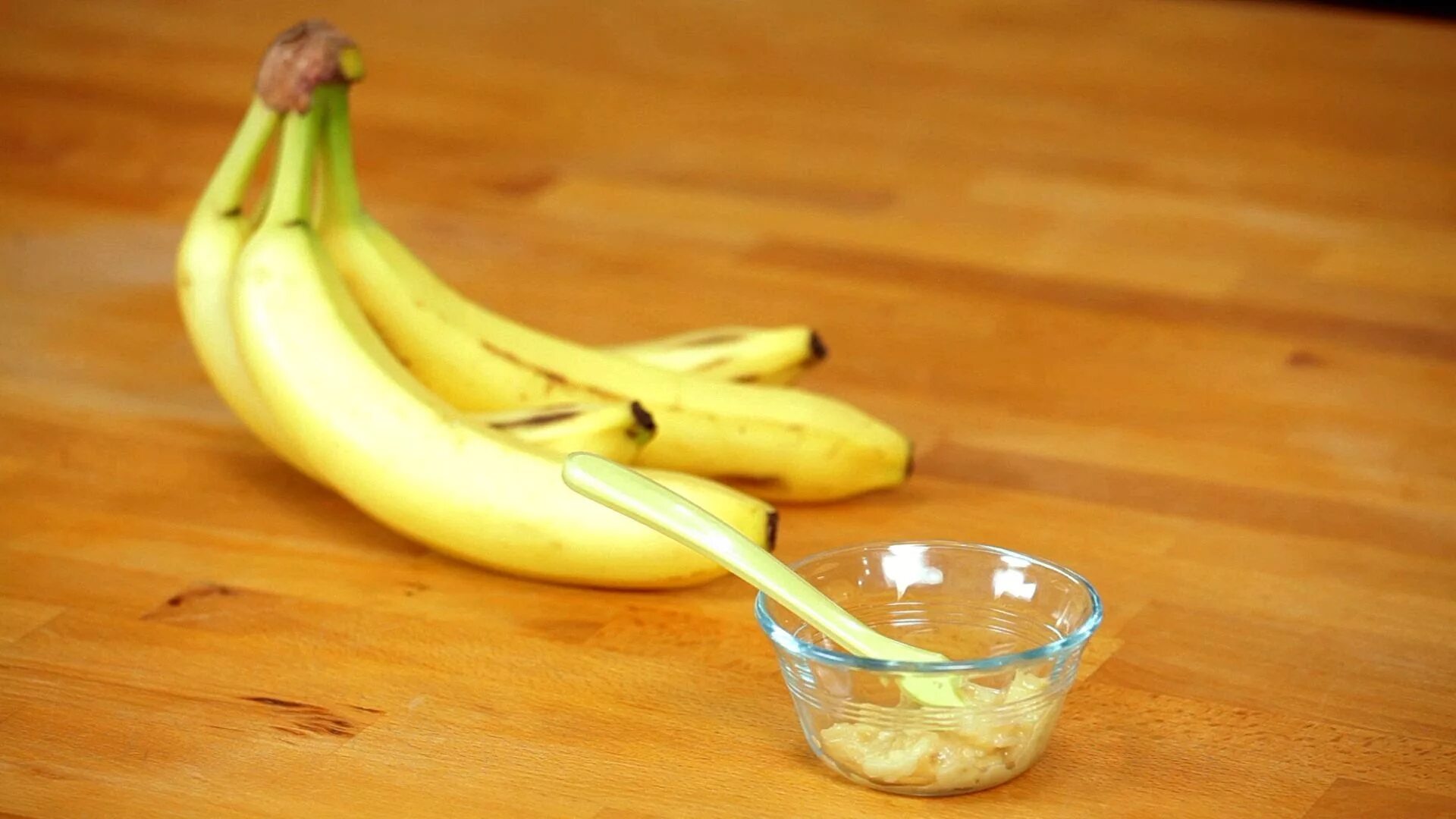 Банан прикорм. Банан кусочками прикорм. Банан для прикорма ребенка.