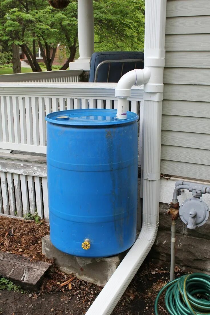 Бочка для воды для полива огорода. Дождевая бочка Rain Barrel. Система сбора дождевой воды с крыши для полива. Система сбора дождевой воды воды. Емкость для сбора дождевой воды.