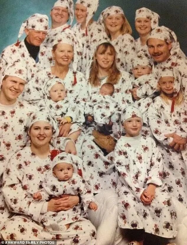 Аватарка для группы родственников. Картинка родственница. Бедные родственники. Семья картинки для детей. Родня.