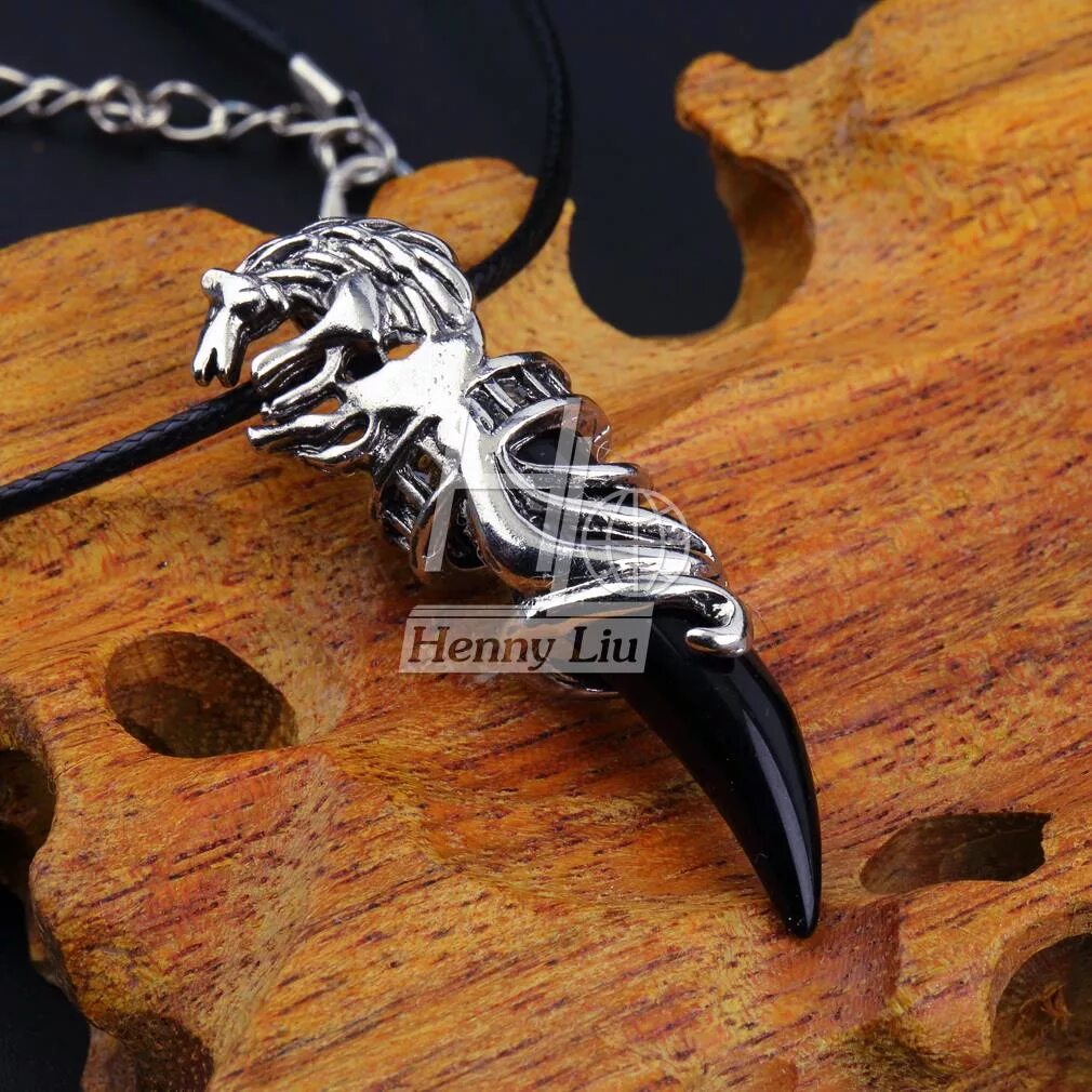 клык волка амулет золото. меч волчий клык. клык волка. амулет клык. тату клык волка.