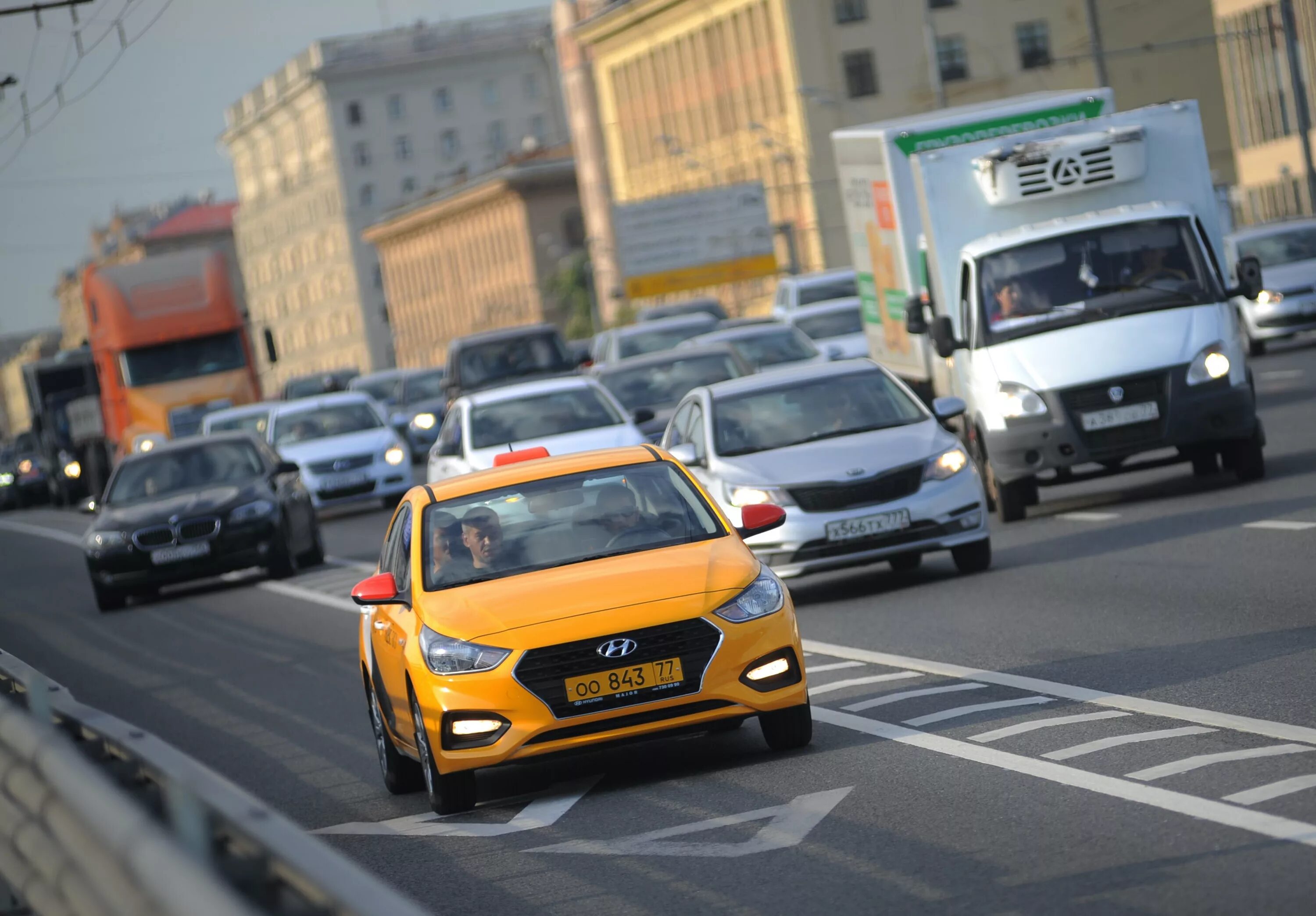 Выделенная полоса для такси. Выделенные полосы в Москве для такси. Выделенная полоса для общественного транспорта такси. Полоса для такси выделенка.