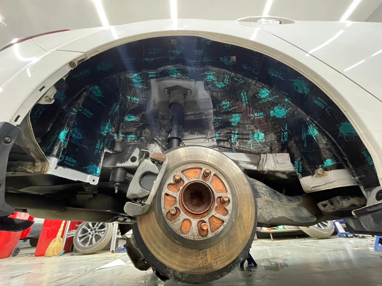 Шумоизоляция арок cs95. Виброизоляция арок автомобиля. Шумоизоляция колесных арок. Шумоизоляция арок sgm. Шумоизоляция колесных арок li7.