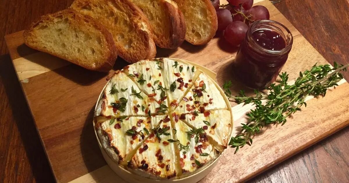 багет с сыром камамбер в духовке. запеченный сыр камамбер с багетом. сыр камамбер с гренками в духовке. сыр камамбер с гренками в духовке. сыр камамбер с багетом.