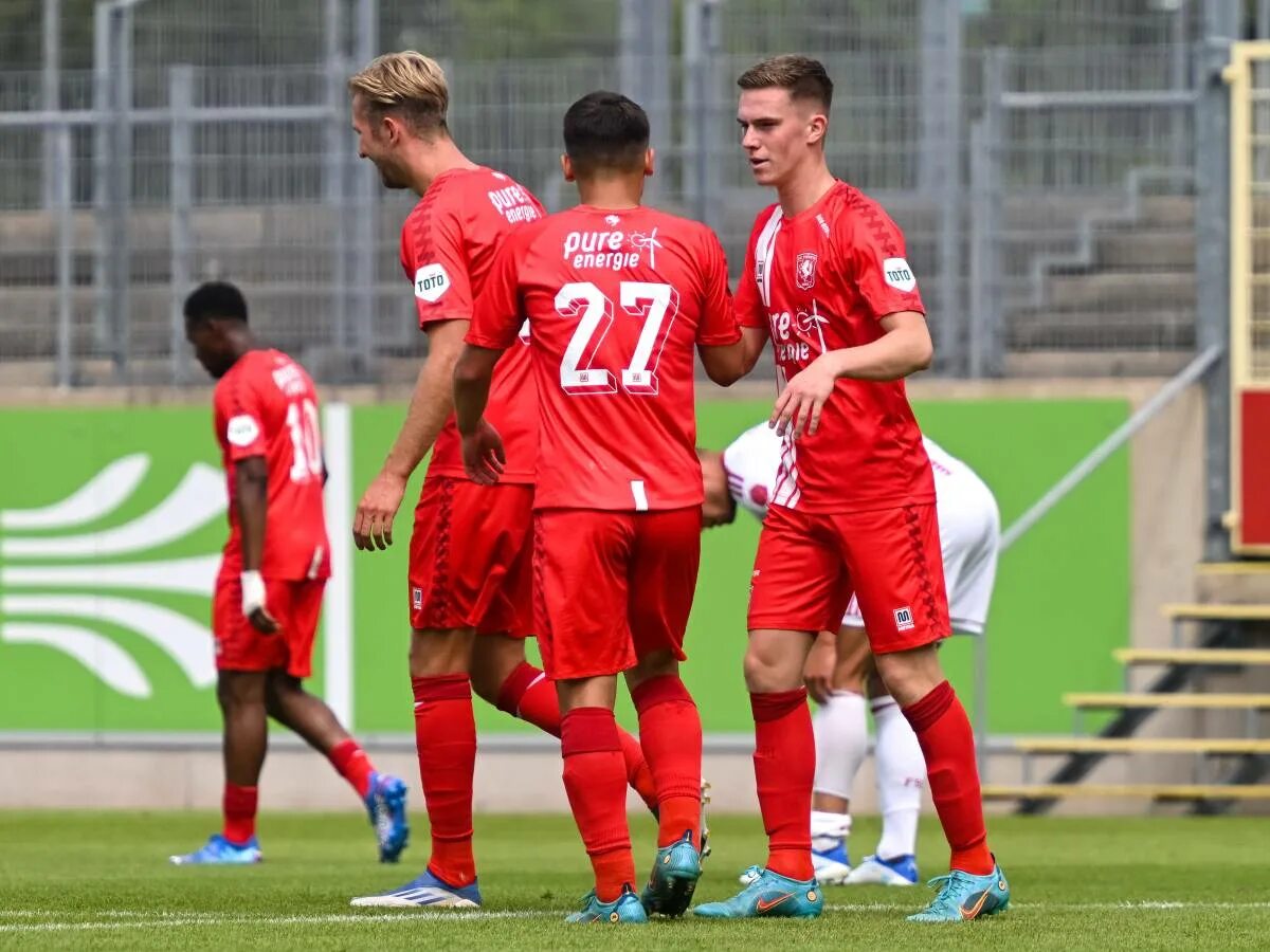 Высший дивизион нидерландов по футболу. Вчерашний футбол аякс. Россия-англия 2-1 2007. Футбол. Чемпион нидерландов по футболу аз алкмаар 2009.