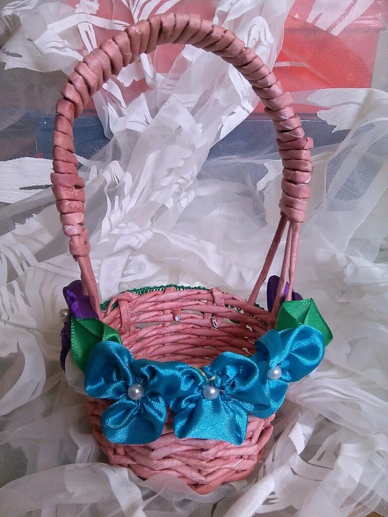 корзина с цветами из атласных лент. как сделать корзинку цветов. корзинка с цветами и конфетами. корзинка из бумаги.