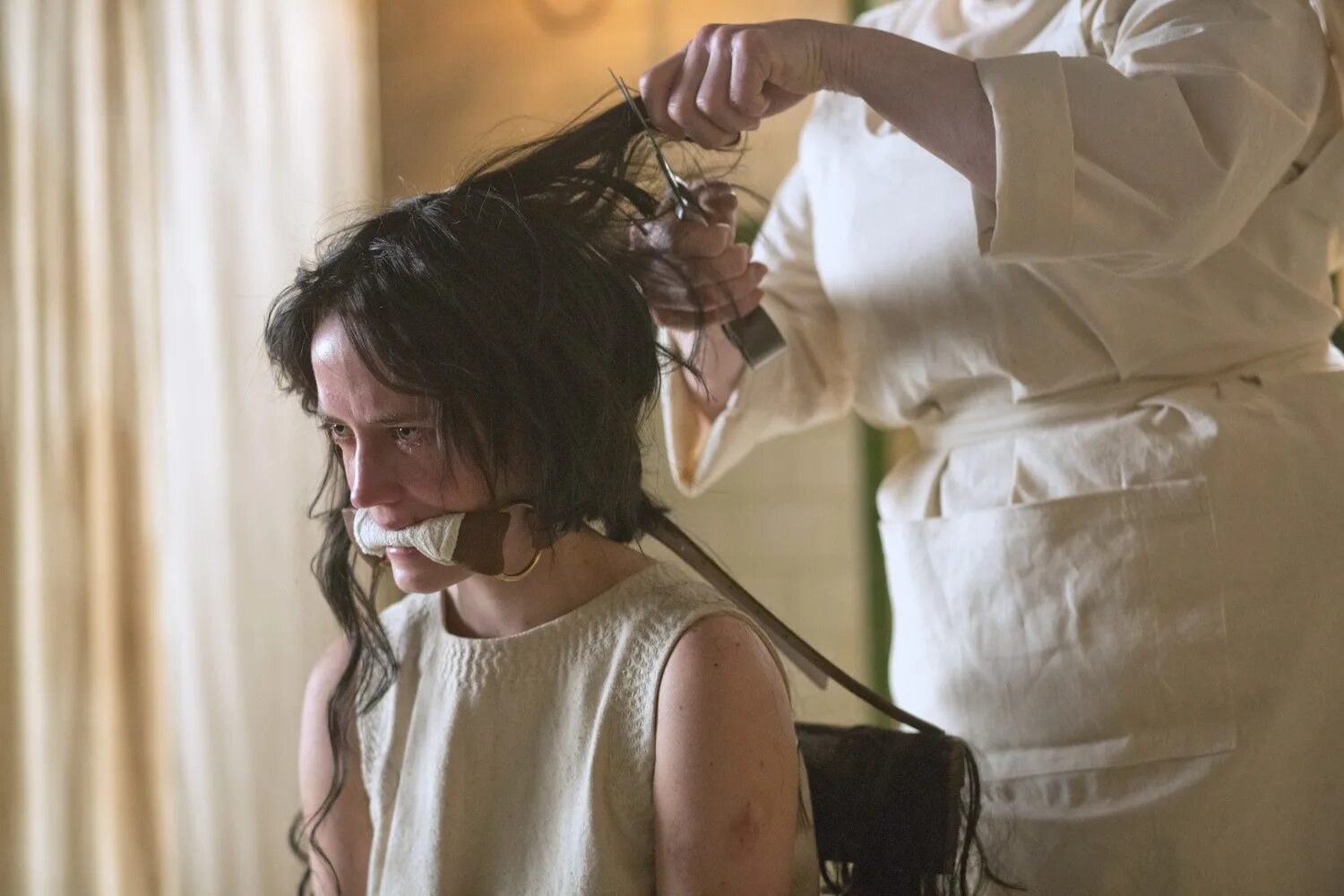 Две подруги. Две девушки со спины. Подруги держатся за руки. У девочек связаны косички. Связал двух сестер.