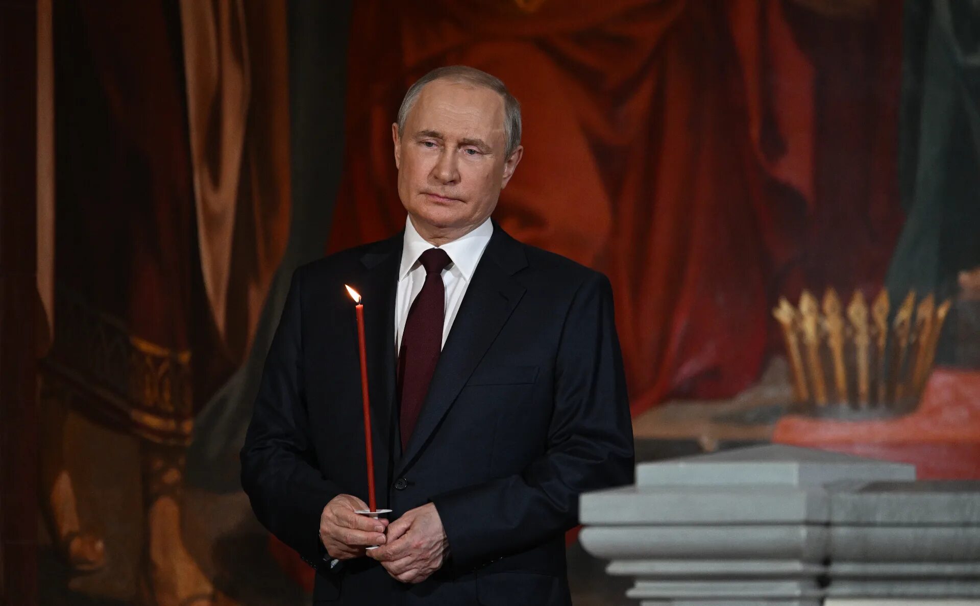 Путин посетил пасхальную службу в храме Христа Спасителя