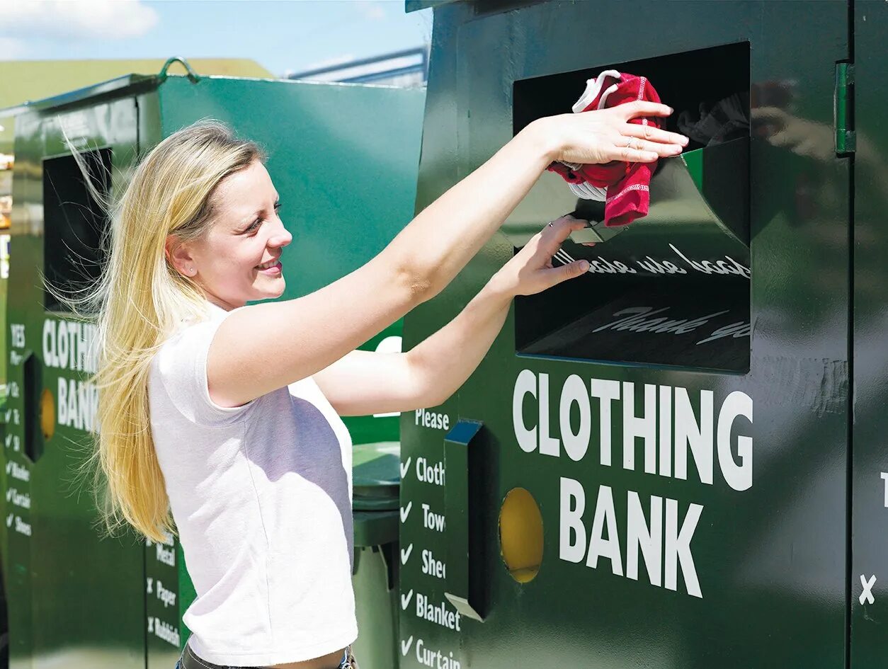 Боксы для сбора вещей. Рынок секонд хенд минск. Утилизация одежды. Благодарный шкаф домодедово. Куда сдать одежду минск.