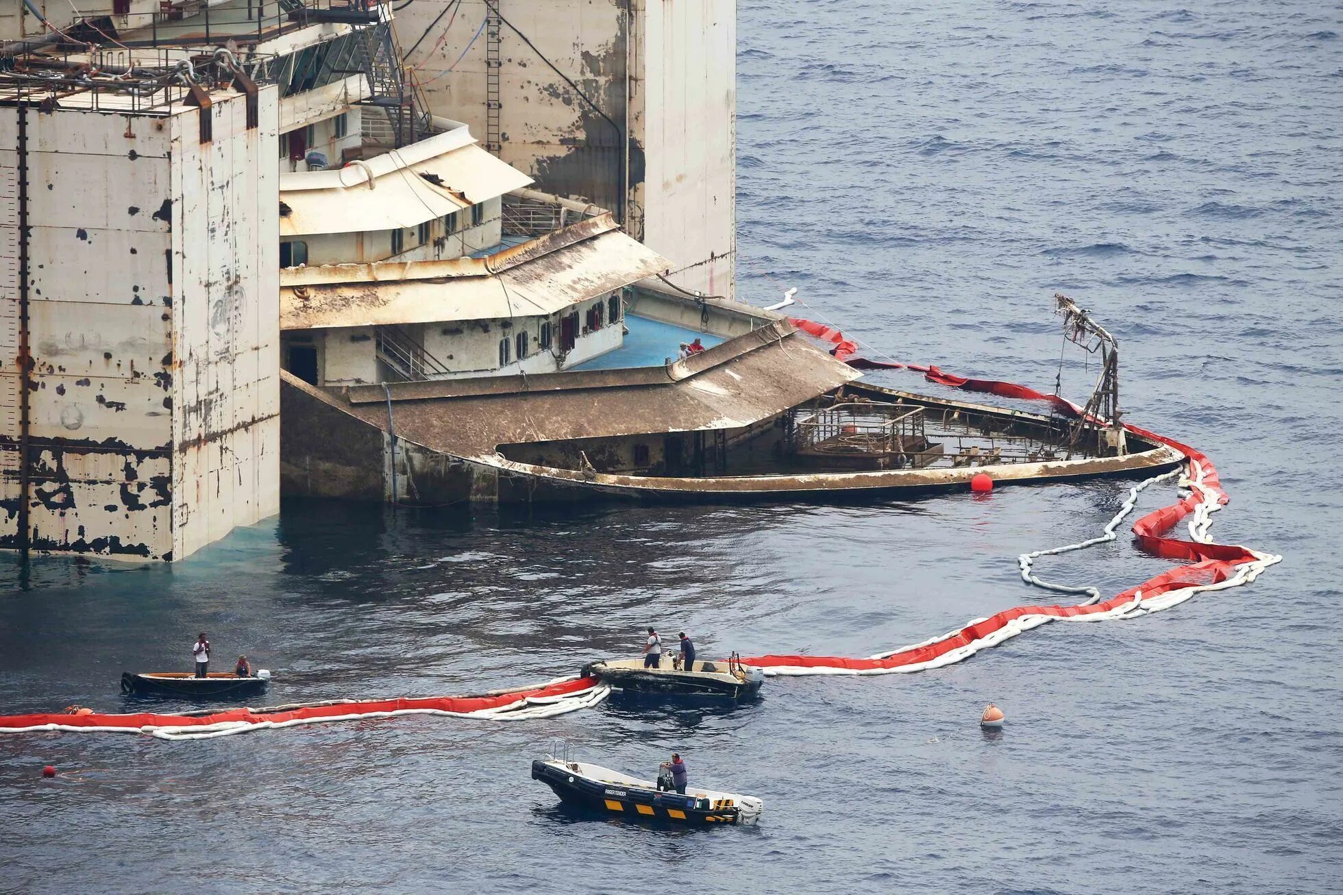 Конкордия крушение. Коста Конкордия крушение. Крушение лайнера Costa Concordia. Корабль Коста Конкордия крушение. Конкордия лайнер Конкордия катастрофа.