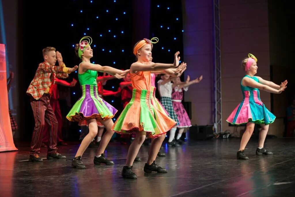 ансамбль современного эстрадного танца "нон-стоп"острогожск. конкурс танцев. русская культура танцы. образцовый ансамбль эстрадного танца акцент бродвей. детский танцевальный коллектив.