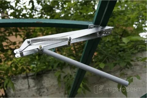 Как установить доводчик на теплицу