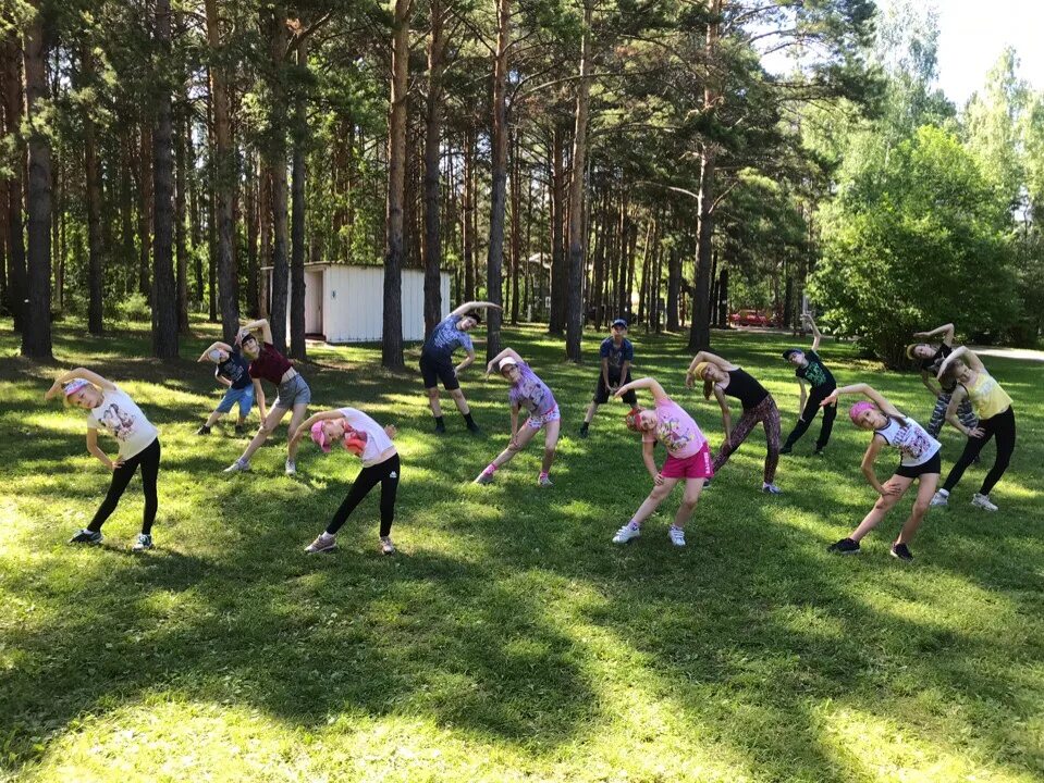Лагерь звонкие голоса московская область. Лагерь заря. Загородный лагерь. Лагерь команда. Брянск 2003 год.