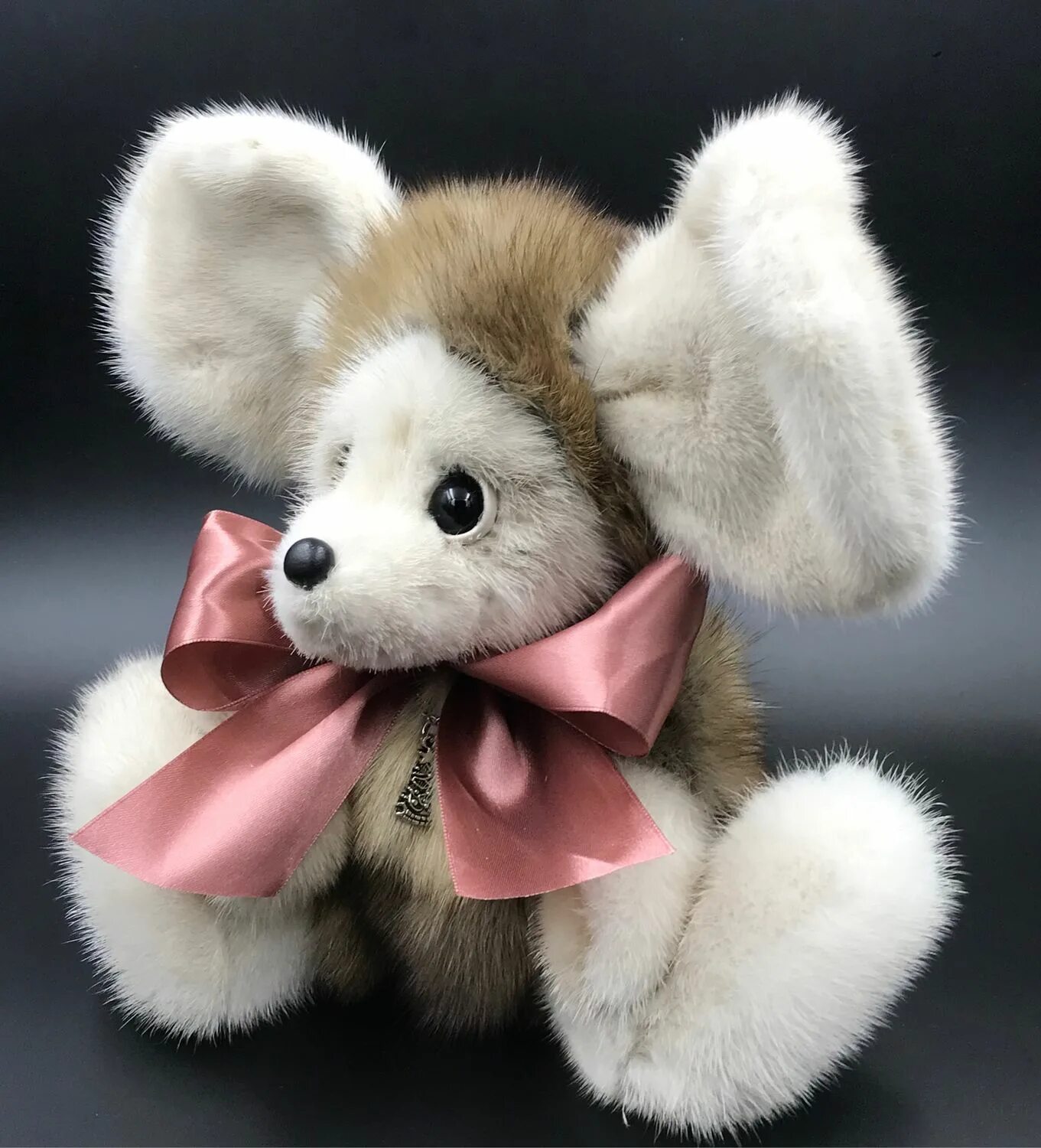 Мышка из меха брелок. Мышка из меха для кошки. Игрушки из меха норки. Мышка брелок меховая. Пушистая мышь.