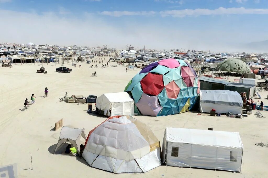 Burning man лагерь. Burning man шатры. Burning man палатки. Фестиваль с палатками.