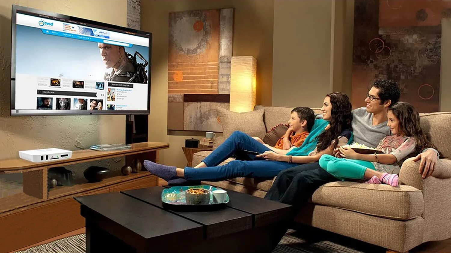 Платформа смотрим на телевизоре. Интерактивное ТВ. Приставка для телевизора. Семья у телевизора. Телевизор с интернетом.