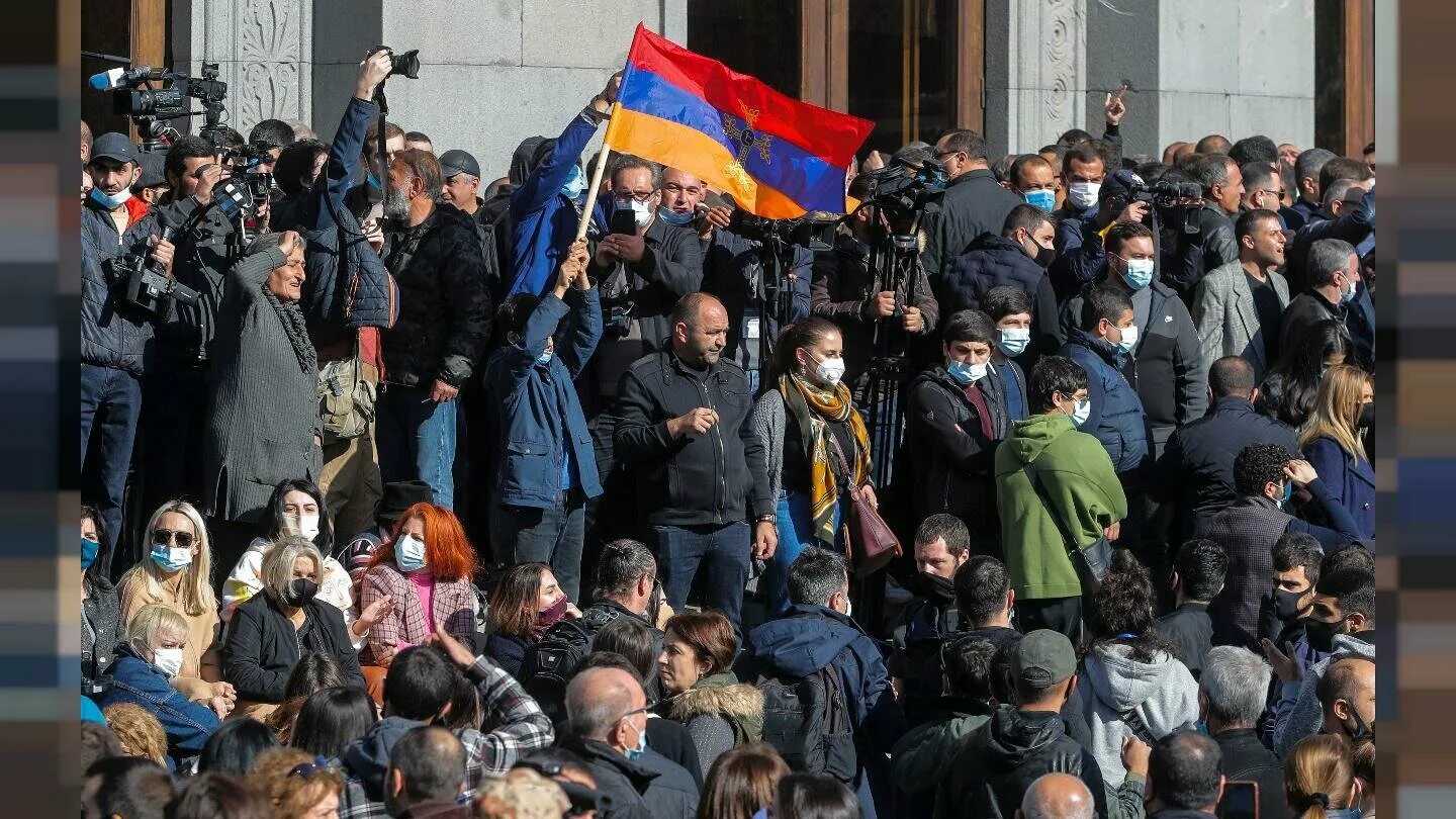 Армяне о пашиняне. Пашинян на протестах в Армении. Армянская оппозиция в Ереване (2008). Митинг Армении против Пашиняна. Армения революция 2018 Пашинян.