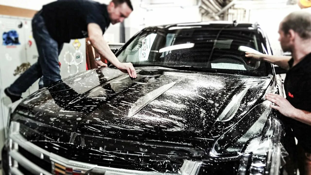 Полиуретановая плёнка для автомобиля. Антигравийная полиуретановая пленка. Антигравийная полиуретановая пленка. Оклейка полиуретановой пленкой. Оклейка авто защитной пленкой спб.