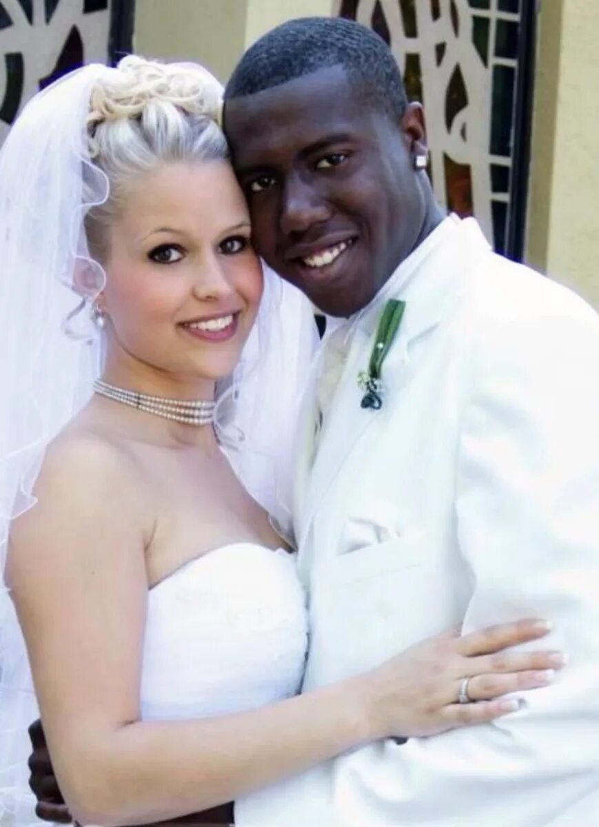 Муж смотрит негр. Свадьба темнокожего и белой. Свадьба русской с африканцем. Свадьба с чернокожим. Свадьба негра и белой.