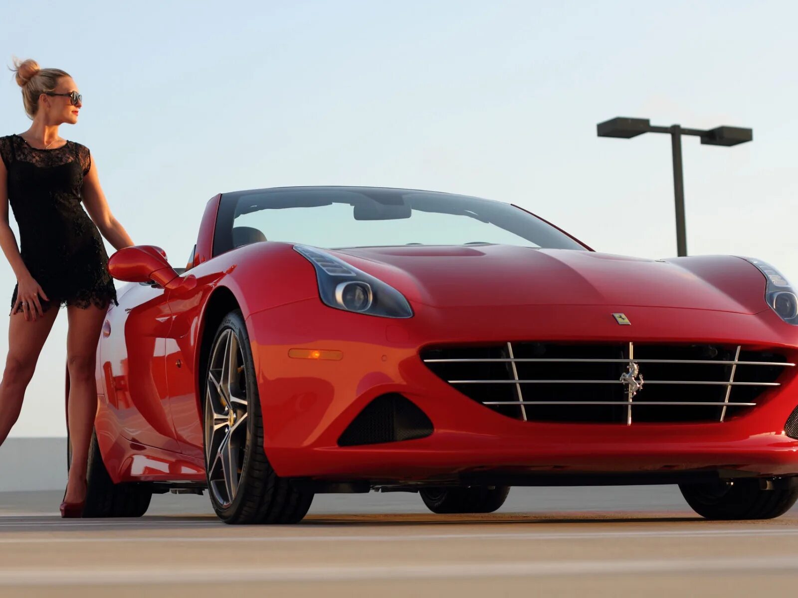 Девушка в машине. Автомобили в них девушки. Красивые девушки и автомобили. Красивые девушки и авто. Автомобили в них девушки.