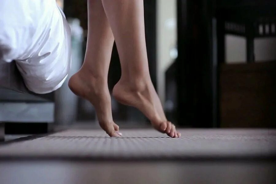 хождение на носочках у ребенка. ходьба на носочках у детей. ходьба на цыпочках. ходить на носочках. ноги босиком.