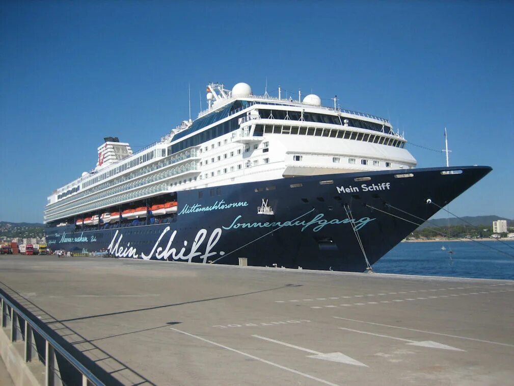 Jeque lee schiff. Das schiff. Celebrity constellation лайнер. Судовая изоляция. Das schiff.