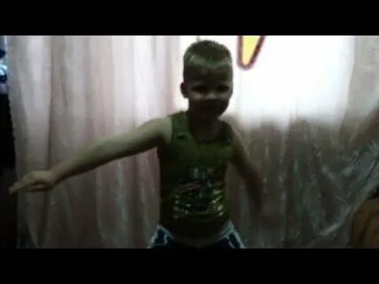 Мальчик танцует под песню