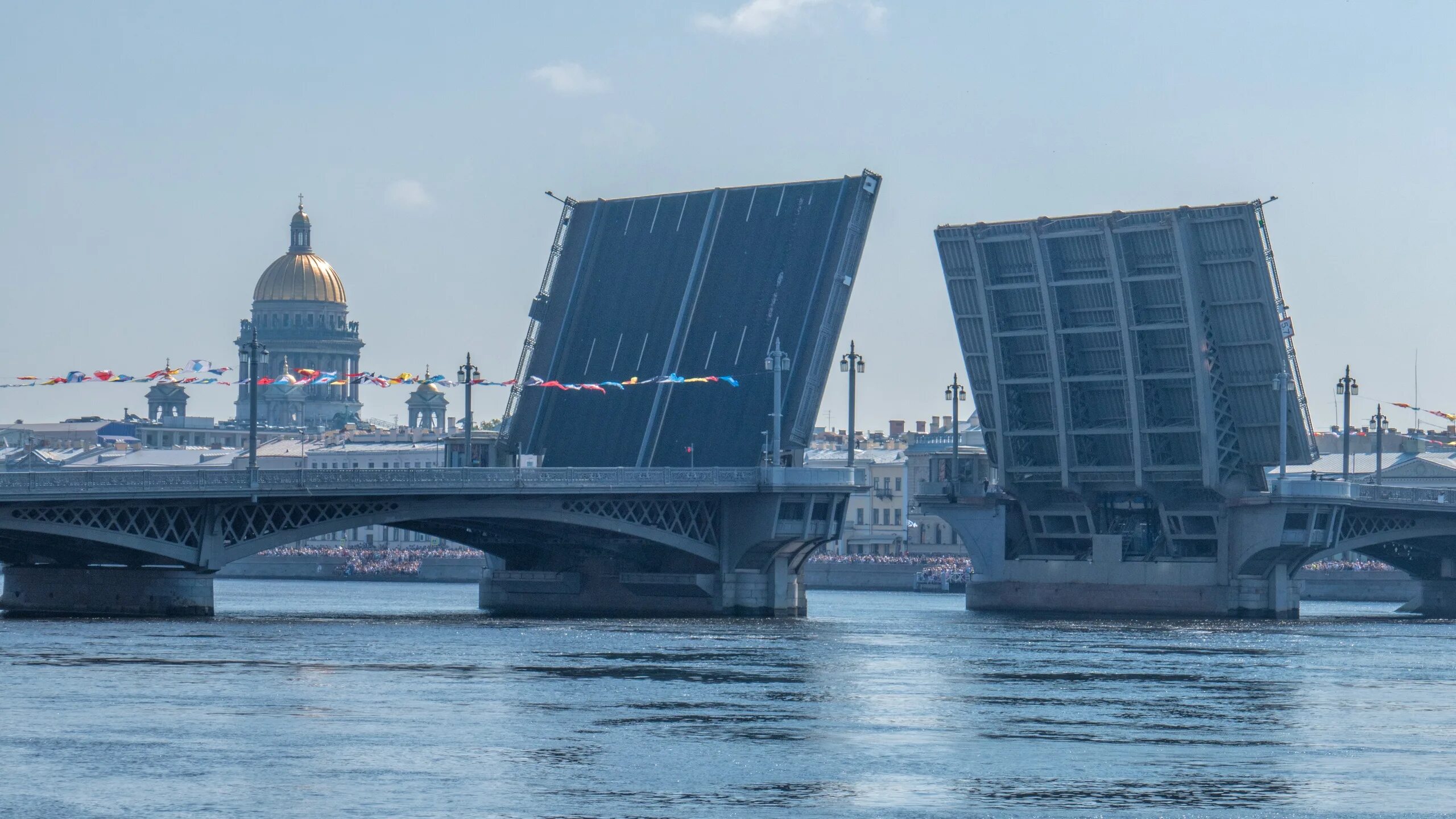 Стоит переезжать в санкт петербург. Дворцовый разводной мост в Санкт-Петербурге. Белые ночи Санкт-Петербург.