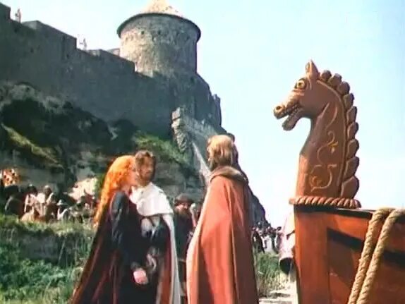 фильм рыцарский замок моется. рыцарский замок фильм 1990 кадры. ольга кабо рыцарский замок. замок 1990 год. рыцарский замок фильм 1990 постер.